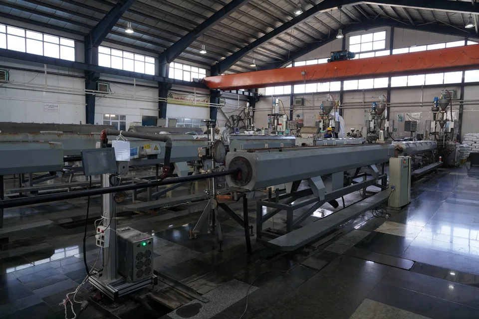 لوله‌های پلی اتیلن در فضای انبار کارخانه